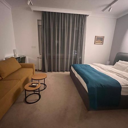Town Place Charlie Beograd Bagian luar foto
