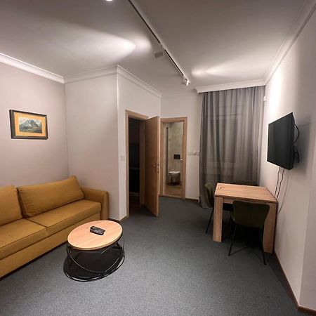 Town Place Charlie Beograd Bagian luar foto