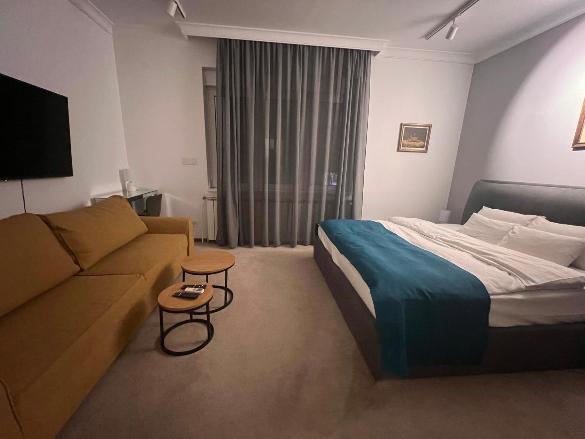 Town Place Charlie Beograd Bagian luar foto